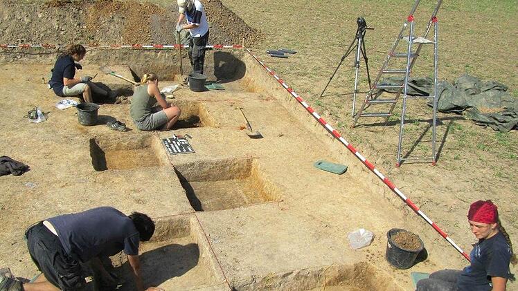 Archäologie-Studenten der Universität Bamberg gruben unter der Leitung von Timo Seregély auf den Neuwiesen bei Königsfeld.   Fotos: Joseph Beck