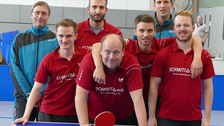 Die 1. Herren-Mannschaft des TTC Neunkirchen steigt als Meister der 2. Bezirksliga in die Oberfrankenliga auf.  Foto: Felix Ingerfeld