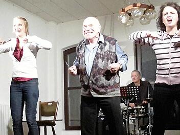 Mimik, Gestik, scharfe Zunge - diese Komponenten prägten den Auftritt des Ensembles "Leipziger Pfeffermühle" mit (im Bild von links) Lydia Roscher, Hans-Jürgen Silbermann und Franziska Schneider im Gasthaus Breitenbach in Römershag. Foto: Rolf Pralle