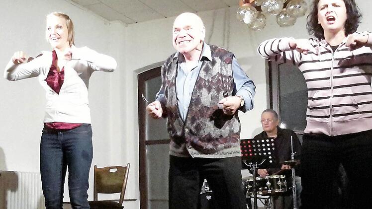 Mimik, Gestik, scharfe Zunge - diese Komponenten prägten den Auftritt des Ensembles "Leipziger Pfeffermühle" mit (im Bild von links) Lydia Roscher, Hans-Jürgen Silbermann und Franziska Schneider im Gasthaus Breitenbach in Römershag. Foto: Rolf Pralle