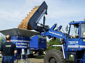 Als "Highlight des Jahres" bezeichneten THW und Feuerwehr die Inbetriebnahme der Sandsack-Füllmaschine, die wie das zentrale Sandsacklager beim THW stationiert ist, bei großen Ereignissen aber auch mobil eingesetzt werden kann. Ihre erste Bewährungsprobe bestand sie bereits bei den Starkregenereignissen im Juni.