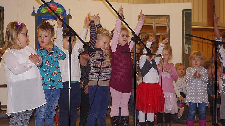 Die Jungen und Mädchen der Kita St. Laurentius Neufang erfreuten mit einem weihnachtlichen Bühnenprogramm. Foto: Heike Schülein