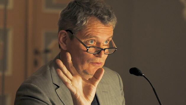 Johannes Wilkes in der Landesbibliothek Coburg.  Foto: Carolin Herrmann