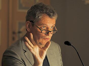Johannes Wilkes in der Landesbibliothek Coburg.  Foto: Carolin Herrmann