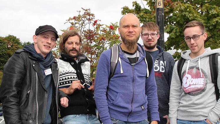 Dieser junge Mann in der Mitte - Ugis Datavs ist sein Name - zeltete im Garten und überließ sein Haus vier Gästen aus Deutschland. Foto: Ulrike Müller