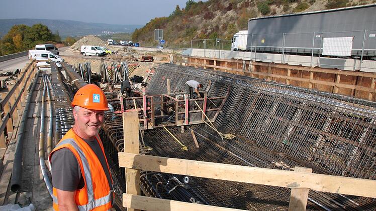 Jede Woche werden 25 Meter Autobahn-Brücke betoniert und übers Tal neben dem Klöffelsberg geschoben. Foto: Ralf Ruppert
