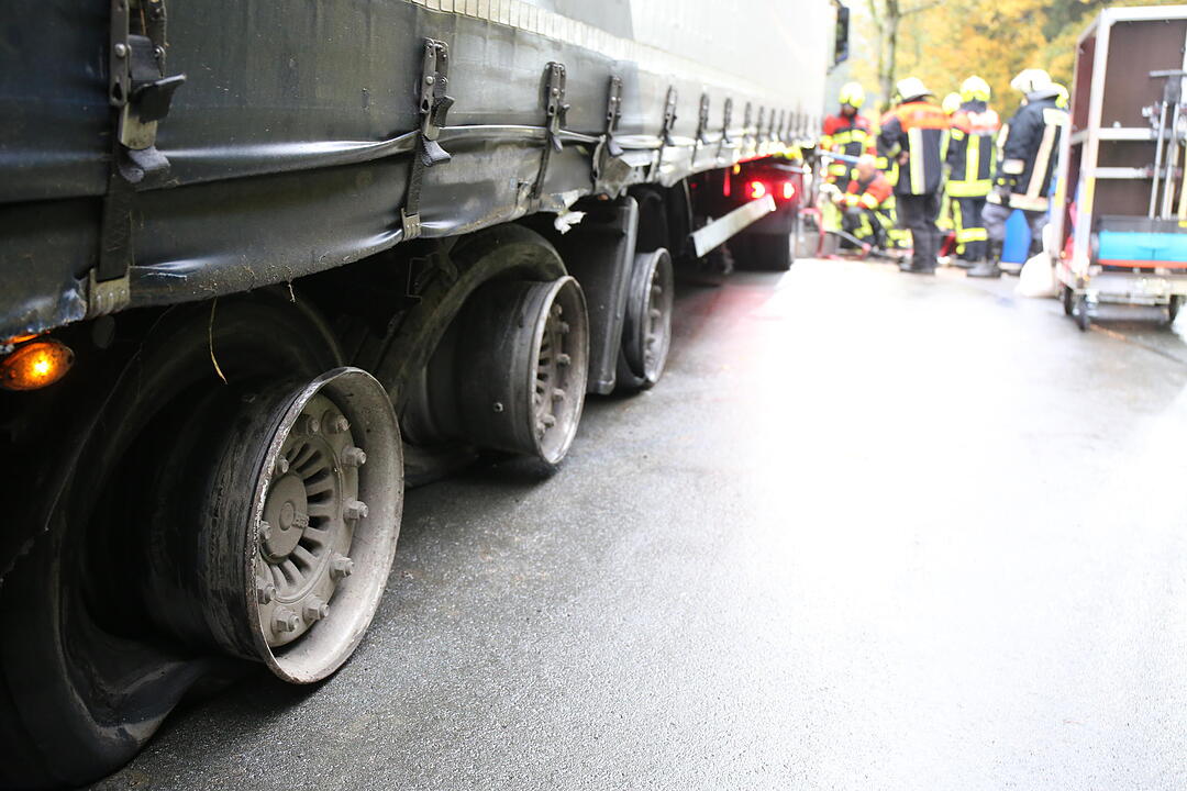 Schwarzenbach: Lkw reißt sich Dieseltank auf
