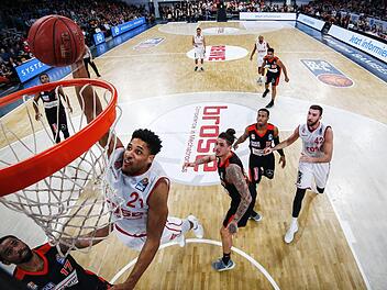 Der Bamberger Augustine Rubit punktet unter dem Korb gegen seine ehemaligen Teamkollegen von Ratiopharm Ulm. Fotos: Daniel Löb