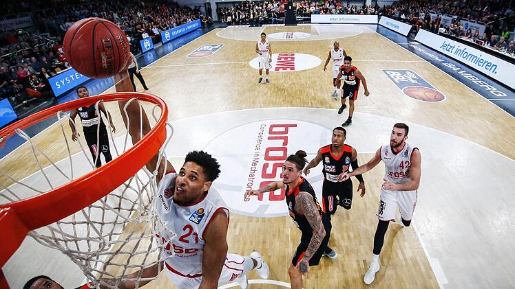 Der Bamberger Augustine Rubit punktet unter dem Korb gegen seine ehemaligen Teamkollegen von Ratiopharm Ulm. Fotos: Daniel Löb