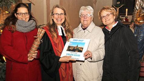 Im Abendgottesdienst wurde Renate Geiger (Zweite von rechts) als Mesnerin von Christine Geu&szlig; (links) und Pfarrerin Beate Stark (von links) in den Ruhestand verabschiedet. Die neue Mesnerin in Andrea M&uuml;ller (rechts).  Foto: Michael Stelzner