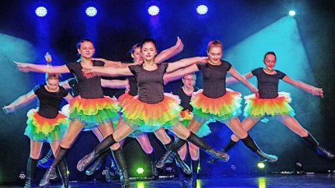 Die Lichtershow, gepaart mit Akrobatik lässt den Tanztreff des TV Weidhausen zu einem einmaligen Erlebnis werden.  Foto: Klaus Gagel