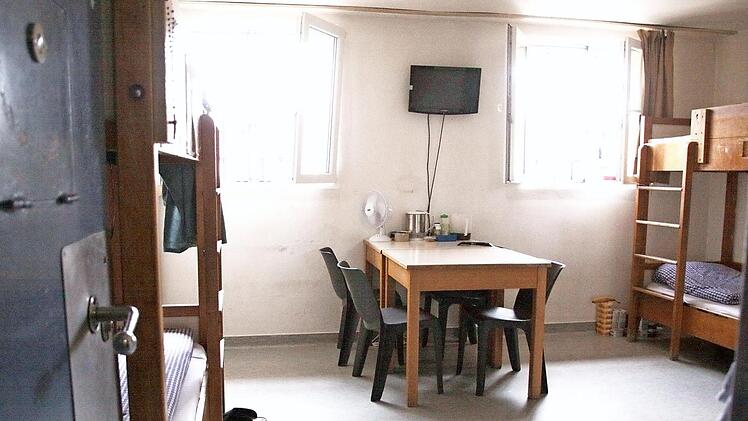 Ein Viererzimmer mit Stockbetten in der JVA Bamberg: Fernseher können bei guter Führung gemietet werden.