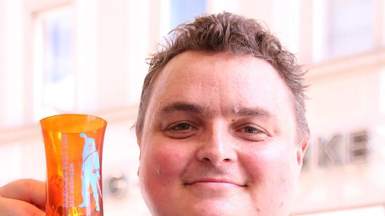 Der gebürtige Kasseler Jörg Schiecke ist erst seit drei Tagen in Bad Kissingen. "Ich kenne die Stadt und das Fest bisher noch nicht, ich war ja vorher nie hier", sagt  der 37-Jährige. Seit Kurzem arbeitet er  in der Küche eines Hotels am Kurgarten.  Probleme beim Festbesuch bereiten dem Koch die Arbeitszeiten am Wochenende: "Ich glaube eher weniger, dass ich zum Fest dazustoßen kann - es sei denn, ich finde etwas Zeit dafür." Eine Haltung zur neuen Gestaltung der Flyer und der Gläser hat er j...