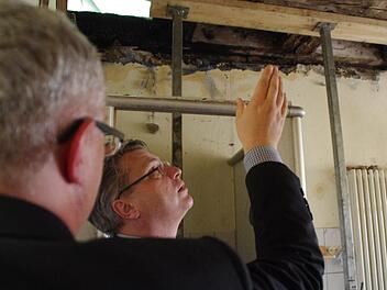 JVA-Leiter Ullrich Mann (l.) zeigte Staatsminister Winfried Bausback, wo die Feuerwehrleute dem Brand im Deckenbereich nachgespürt haben. Beide stellten die Leistungen der engagierten Einsatzkräfte aller beteiligten Hilfsdienste heraus. Foto: Marco Meißner