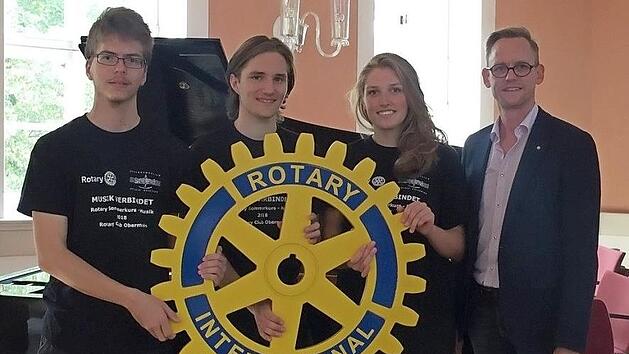 Rotary-Pr&auml;sident Thomas Pickel (r.) freute sich, dass sein Club mit Matthias Baumann, Lorenz Polifke und Laura Zinn (v. l.) gleich drei Teilnehmer zum Sommerkurs entsenden konnte. Foto: privat