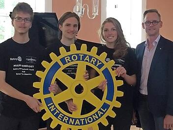Rotary-Präsident Thomas Pickel (r.) freute sich, dass sein Club mit Matthias Baumann, Lorenz Polifke und Laura Zinn (v. l.) gleich drei Teilnehmer zum Sommerkurs entsenden konnte. Foto: privat