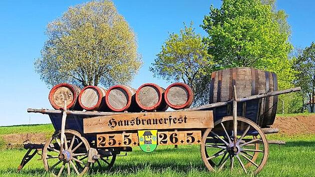 Als Hinweis auf das bevorstehende Fest am 25. und 26. Mai (Samstag und Sonntag) und die lange Brautradition in Br&uuml;nn steht der Brauwagen mit seinen Holzf&auml;ssern am Ortseingang von Br&uuml;nn. Immer wenn der Wagen aufgestellt wird, laufen die Vorbereitungen f&uuml;r das Hausbrauerfest. Es steht kurz bevor.  Foto: pr