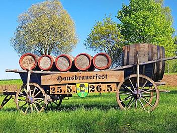 Als Hinweis auf das bevorstehende Fest am 25. und 26. Mai (Samstag und Sonntag) und die lange Brautradition in Brünn steht der Brauwagen mit seinen Holzfässern am Ortseingang von Brünn. Immer wenn der Wagen aufgestellt wird, laufen die Vorbereitungen für das Hausbrauerfest. Es steht kurz bevor.  Foto: pr