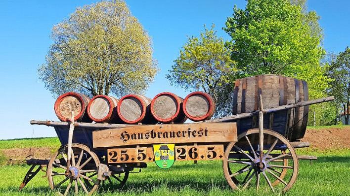 Als Hinweis auf das bevorstehende Fest am 25. und 26. Mai (Samstag und Sonntag) und die lange Brautradition in Brünn steht der Brauwagen mit seinen Holzfässern am Ortseingang von Brünn. Immer wenn der Wagen aufgestellt wird, laufen die Vorbereitungen für das Hausbrauerfest. Es steht kurz bevor.  Foto: pr