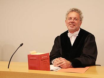 Nervösität und Schweißausbrüche sind nicht unbedingt Zeichen dafür, dass jemand versucht, dem Gericht falsche Tatsachen unterzujubeln, meint Reinhard Oberndorfer, Leiter des Bad Kissinger Amtsgerichts. Foto: Carmen Schmitt
