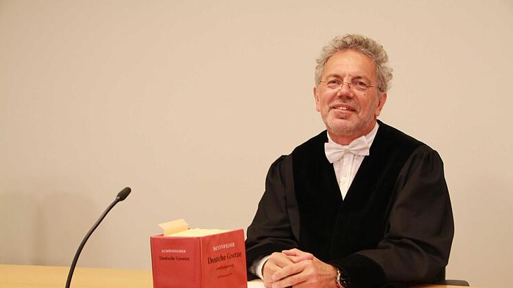 Nervösität und Schweißausbrüche sind nicht unbedingt Zeichen dafür, dass jemand versucht, dem Gericht falsche Tatsachen unterzujubeln, meint Reinhard Oberndorfer, Leiter des Bad Kissinger Amtsgerichts. Foto: Carmen Schmitt