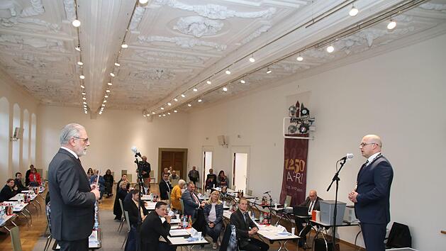 Bei der konstituierenden Sitzung des Stadtrats nahm Leo Pfennig (Links) Münnerstadts Bürgermeister Michael Kastl den Amtseid ab. Wenig später stimmten die Stadträte einstimmig für die neue Geschäftsordnung, die ein paar gravierende Änderungen beinhaltet. Thomas Malz