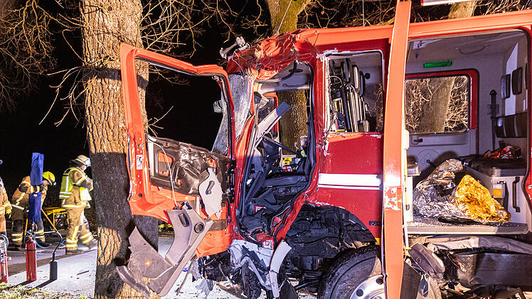 Sechs Verletzte nach Unfall mit Feuerwehrfahrzeug auf Einsatzfahrt
