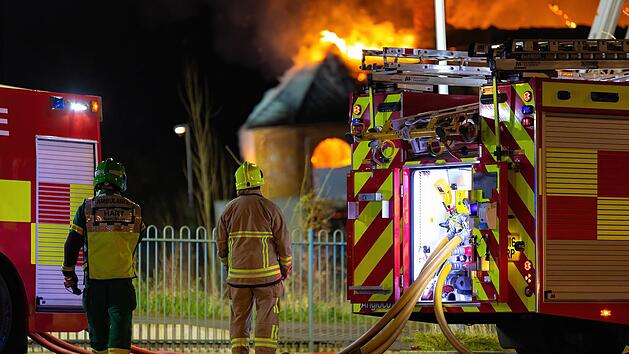 Wohnhausbrand im Kreis Bayreuth: &Uuml;ber 100.000 Euro Sachschaden - Feuerwehr im Gro&szlig;einsatz