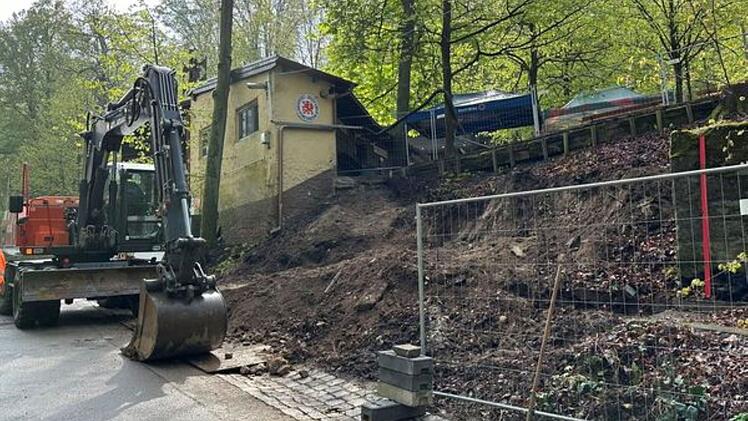 Ein Bagger steht an einer Baustelle des "Greif-Kellers" in Forchheim.