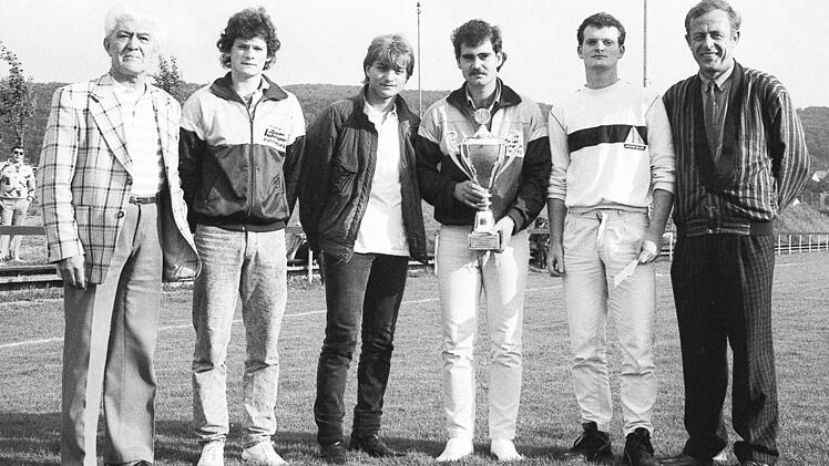 Siegerehrung beim Hammelburger "K&uuml;hnlein-Ged&auml;chtnisturnier" um den Wanderpokal der Raiffeisenbank (von links): Fritz K&uuml;hnlein, die Obereschenbacher Spieler E. Heindl, H. Gilberg, Th. Dornbusch, A. Heindl sowie Rudolf Hannawacker (Raiffeisenbank).