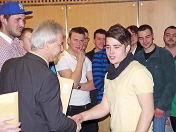 Überreichung des Gesellenbriefs an Philipp Kraft (rechts) durch Andreas Schmitt, Obermeister der Metallinnung Bad Kissingen/Rhön-Grabfeld. Foto: Klaus Werner