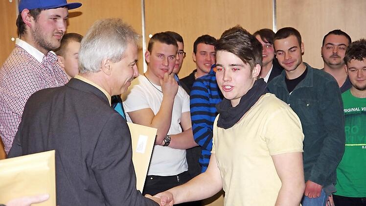 Überreichung des Gesellenbriefs an Philipp Kraft (rechts) durch Andreas Schmitt, Obermeister der Metallinnung Bad Kissingen/Rhön-Grabfeld. Foto: Klaus Werner