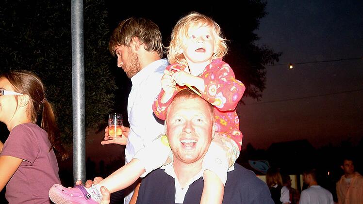 Auf Papas Schultern hatte man den besten Überblick.