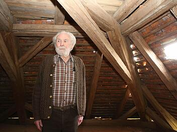Burgherr Hans Fischer im Dachstuhl des Frauenhauses. Eine neue Eindeckung ist dringend nötig. Foto: Barbara Herbst