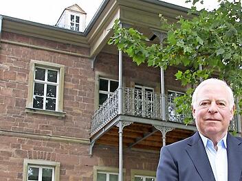 Ernst O. Krakenberger ist der Großneffe der Geschwister Kissinger, die in der Hemmerichstraße 8 (im Hintergrund) wohnten und von den Nazis ermordet wurden. Krakenberger wurde als Kind von einer deutsch-niederländischen Familie gerettet. Fotos: Ralf Ruppert