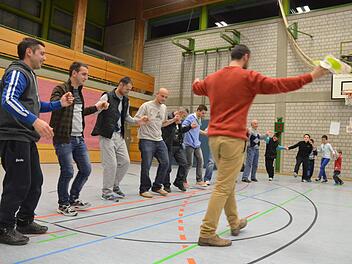 Mit einem kosovarischen Erntetanz bedankten sich die Männer für die Gastfreundschaft in Neustadt. Fotos: Rainer Lutz