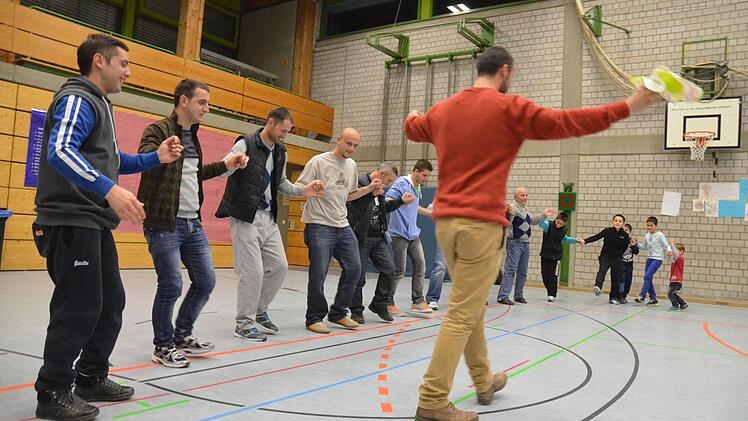 Mit einem kosovarischen Erntetanz bedankten sich die Männer für die Gastfreundschaft in Neustadt. Fotos: Rainer Lutz