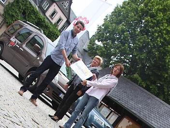 Oliver Plewa ( v. l.), Bürgermeisterin Gabriele Weber und Bettina Seliger haben schon einen ersten Blick auf die nächtliche Beleuchtung in Teuschnitz werfen dürfen. Am Samstag erstrahlt Teuschnitz offiziell. Foto: S. Dann