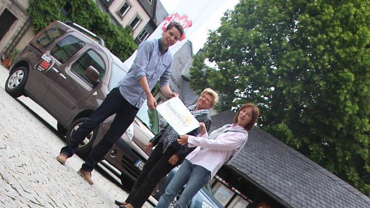 Oliver Plewa ( v. l.), Bürgermeisterin Gabriele Weber und Bettina Seliger haben schon einen ersten Blick auf die nächtliche Beleuchtung in Teuschnitz werfen dürfen. Am Samstag erstrahlt Teuschnitz offiziell. Foto: S. Dann