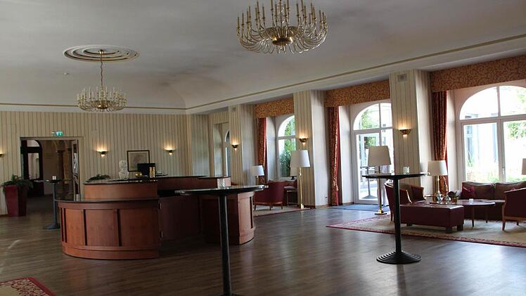 Im Hauptgebäude stehen einige Schönheitsreparaturen an: Das Vestibül wird neu gemacht. Foto: Ulrike Müller