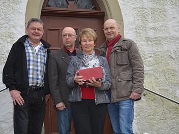 Ein Dankeschön für Annemarie Seufert: Unser Bild zeigt sie mit (v. l.) Bernhard Stark, Otto Seufert und Bernhard Gößmann-Schmitt. Foto: Andreas Lomb
