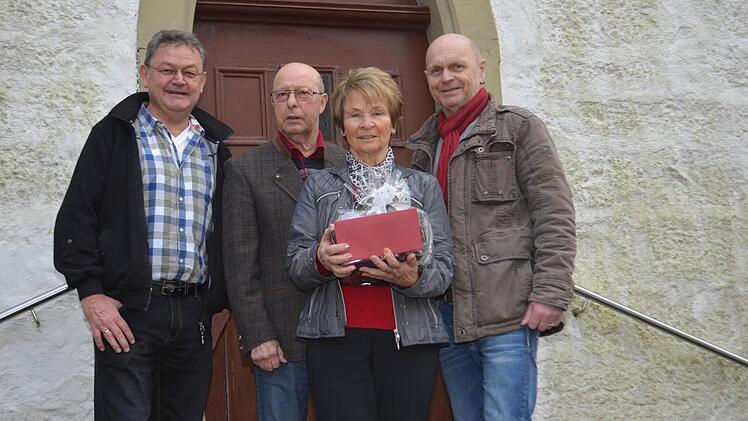 Ein Dankeschön für Annemarie Seufert: Unser Bild zeigt sie mit (v. l.) Bernhard Stark, Otto Seufert und Bernhard Gößmann-Schmitt. Foto: Andreas Lomb