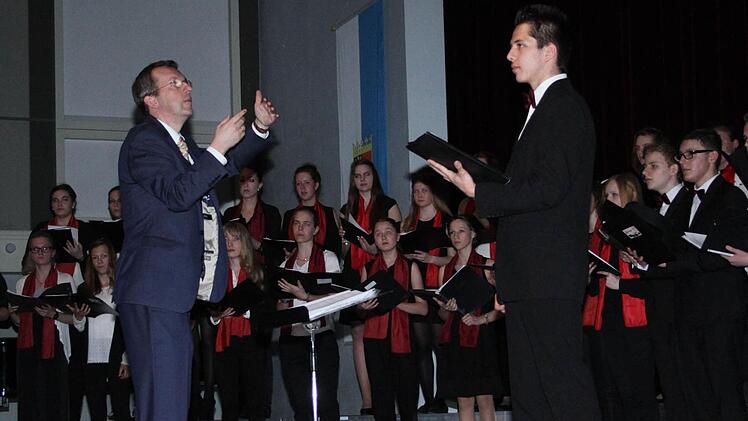 Wenn die vielen jungen Sängerinnen und Sänger als Mega-Schulchor auf der Bühne stehen, geht allen Freunden guter Chormusik das Herz auf. Foto: Sonja Adam