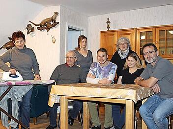 Unter der Regie von Thomas Herzog (nicht im Bild) spielen Erna Herzog, Richard Sapper, Elisabeth Gillinger, Luca Beutel, Monika Hollfelder, Linda Sammetinger und Reinhard Pickel (von links). Foto: Evi Seeger