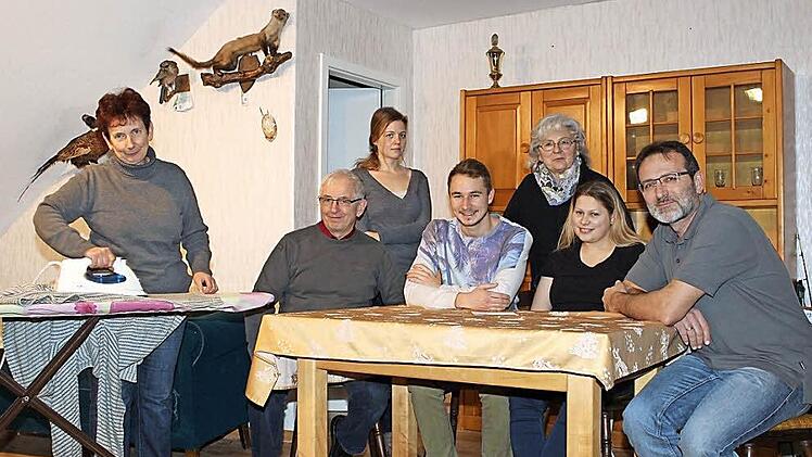 Unter der Regie von Thomas Herzog (nicht im Bild) spielen Erna Herzog, Richard Sapper, Elisabeth Gillinger, Luca Beutel, Monika Hollfelder, Linda Sammetinger und Reinhard Pickel (von links). Foto: Evi Seeger
