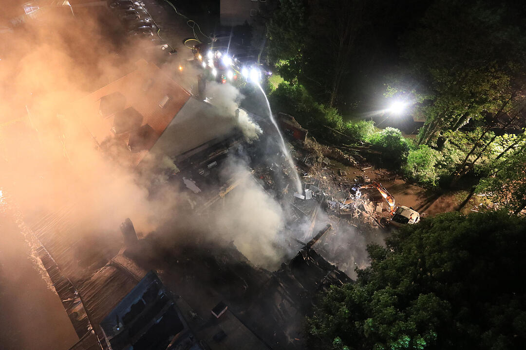 Ein Feuer hat die Diskothek "Rosenau" in Bayreuth völlig zerstört. Acht Menschen wurden verletzt. Der Brand ist unter Kontrolle.