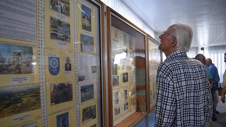 Alle 37 Neustadts der Städtepartnerschaft stellen sich in der Ausstellung vor, die Günter Wirth betrachtet. Foto: Daniela Pondelicek