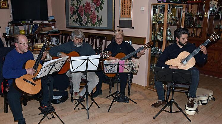 Umrahmt wurde die Jahresschlusssitzung des Stadtrats Haßfurt vom Gitarrenquartett der Musikschule Dreiklang mit (von links) Werner Röhner, dem Leiter Wolfgang Mäuser, Gabriele Heinrich und Julian Dünninger.