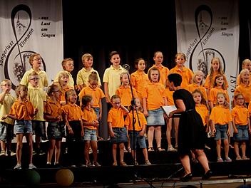 Der Kinderchor "die Wallburgspatzen" mit seiner Leiterin Sonja Wißmüller.  Foto: Günther Geiling