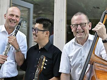 Das Jazz-Trio "Clarino" mit (von links) Klarinettist Matthias Ernst, Gitarrist Hyun-Bin Park und Peter Pfriem am Kontrabass Foto: Clarino